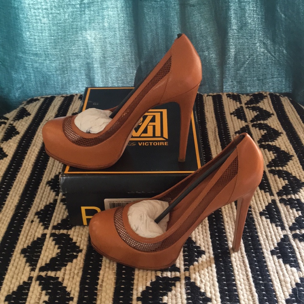 Pour La Victoire Brown Platform Heels! Size 10